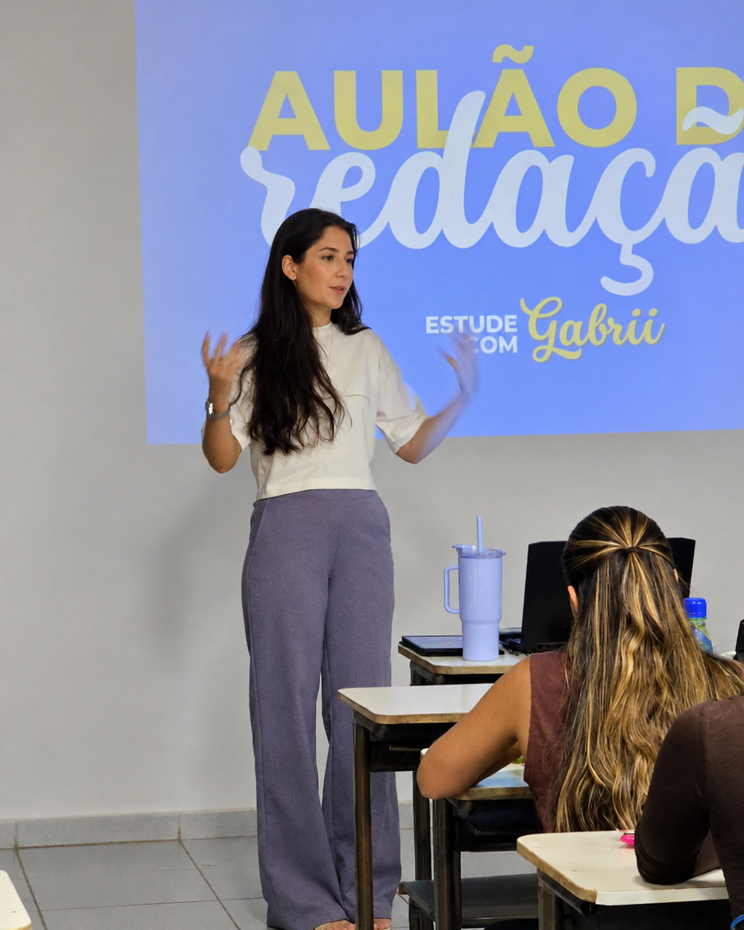 Professora Gabrii ministrando aula presencial de redação para vestibular